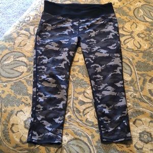 Women’s Fabletics workout crops